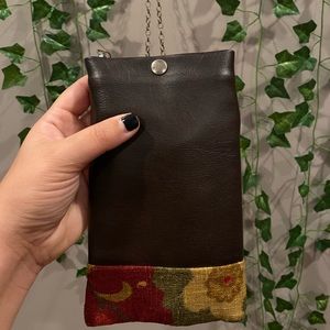 Layered leather & floral fabric travel crossbody 🍂 
(152)